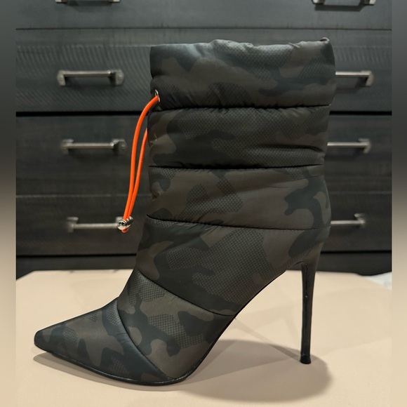 Cloak, Steve Madden, puffer boot camo size 9 - Picture 2 of 5